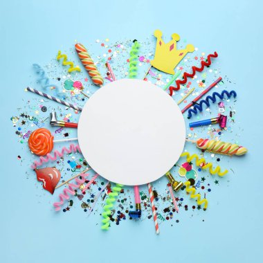 Açık mavi arkaplandaki neşeli nesnelerin çerçevesi, metin için boşluk ile düz yatıyordu. Sürpriz parti konsepti