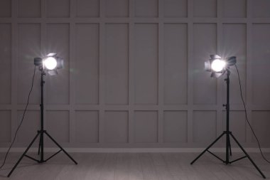 Duvarın yanındaki parlak beyaz spot ışıkları, metin için boşluk