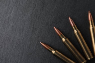 Siyah masada bir sürü kurşun var, düz yerde. Metin için boşluk