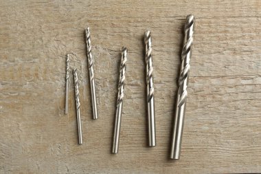 Tahta masada farklı matkap uçları, düz yatış.