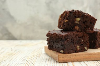 Beyaz ahşap masada fındıklı nefis browniler, yakın plan. Metin için boşluk