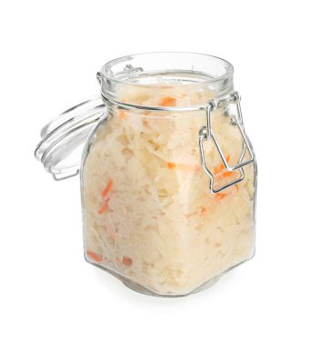 Cam kavanoz, beyaz arka planda havuçlu fermente edilmiş lahana.