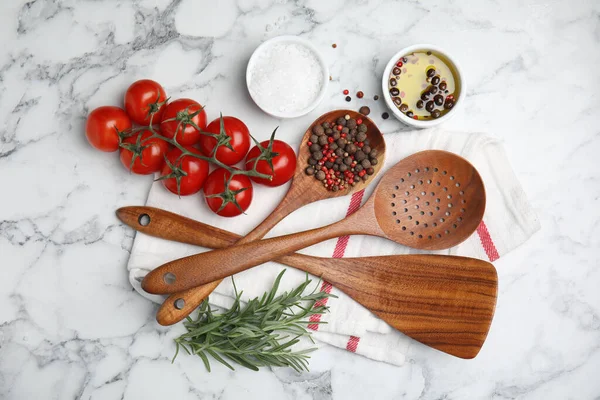 Platte Lay Compositie Met Kookgerei Verse Ingrediënten Witte Marmeren Tafel — Stockfoto