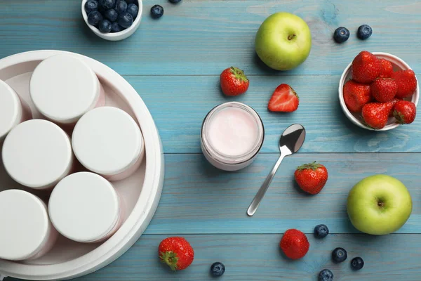 Moderne Joghurtmaschine Mit Vollen Gläsern Und Verschiedenen Früchten Auf Hellblauem — Stockfoto