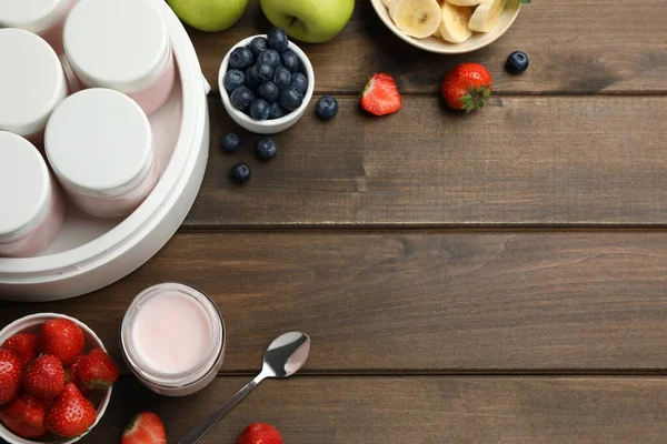 Moderne Joghurtmaschine Mit Vollen Gläsern Und Verschiedenen Früchten Auf Holztisch — Stockfoto