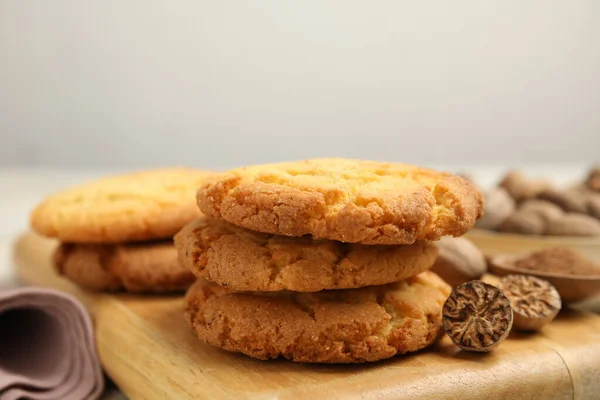 木板上的肉豆蔻籽和美味饼干 — 图库照片