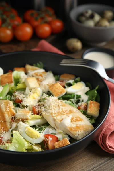 Lezzetli Sezar salatası ahşap masada, yakın plan.