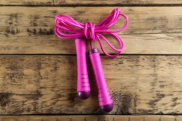 Ahşap masada ip atlamak, üst manzara. Spor malzemeleri.