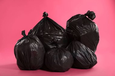 Pembe arka planda çöp torbaları