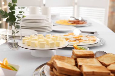 Temiz bulaşık takımları ve kahvaltıda farklı öğünler. Büfe servisi