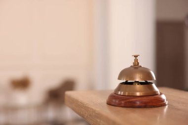 Otel servis zili ahşap resepsiyonda. Metin için boşluk