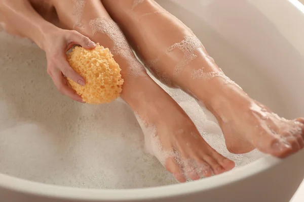 Mujer Frotando Pierna Con Esponja Mientras Toma Baño Primer Plano — Foto de Stock