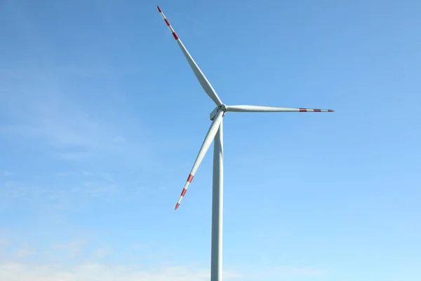 Moderne Windturbine Tegen Blauwe Lucht Alternatieve Energiebron — Stockfoto