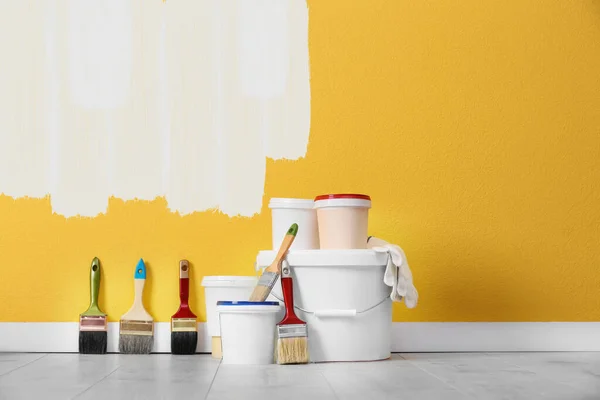 Σετ Εργαλεία Διακοσμητών Και Ζωγραφίζει Στο Πάτωμα Κοντά Στο Χρώμα — Φωτογραφία Αρχείου