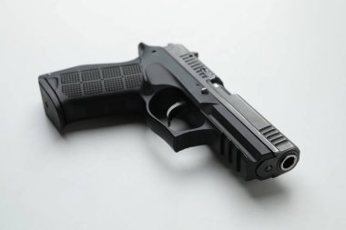 Beyaz arka planda yarı otomatik tabanca. Standart tabanca.