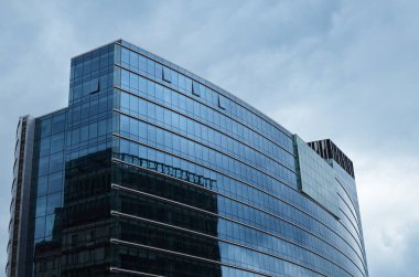 Renkli pencereli modern binanın güzel manzarası