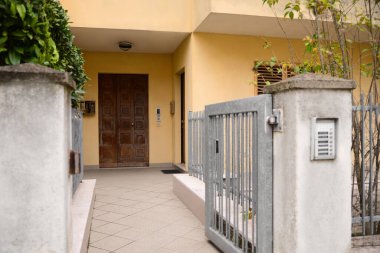 Bahçesinde ağaçlar olan güzel apartman.