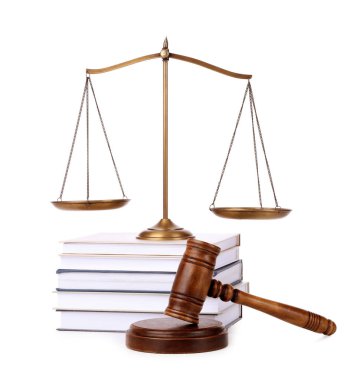 Tahta tokmak, beyaz arka planda adalet terazisi ve kitaplar.