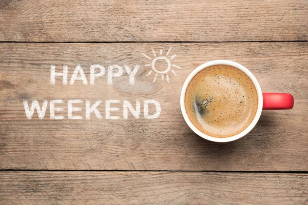Frohes Wochenende Tasse Aromatischer Kaffee Auf Holztisch Draufsicht — Stockfoto