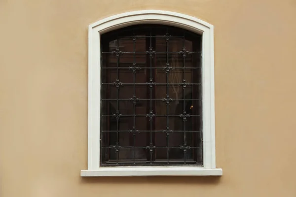 Açık Havada Izgaraları Olan Güzel Kemerli Bir Pencere — Stok fotoğraf