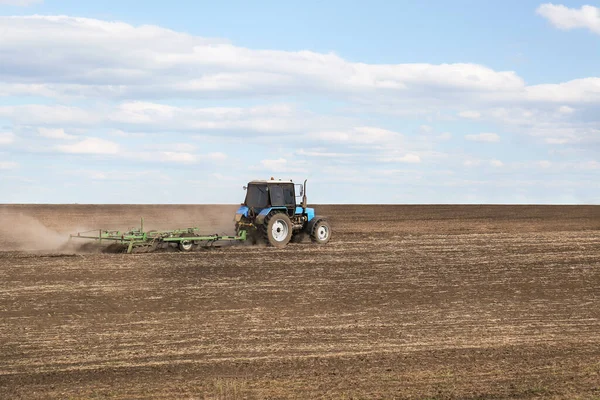 Tractor Planter Cultivating Field Sunny Day Agricultural Industry — Stockfoto