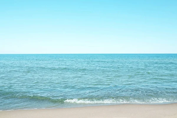 Güneşli Bir Günde Güzel Deniz Kıyısı Mavi Gökyüzü Manzarası — Stok fotoğraf