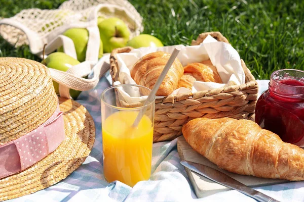 Decke Mit Saft Marmelade Und Croissants Für Ein Picknick Grünen — Stockfoto