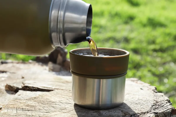 Verter Bebida Caliente Taza Tocón Del Árbol Primer Plano — Foto de Stock