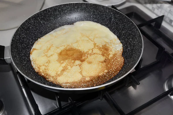 Frying Delicious Crepe Pan Kitchen Closeup — стоковое фото