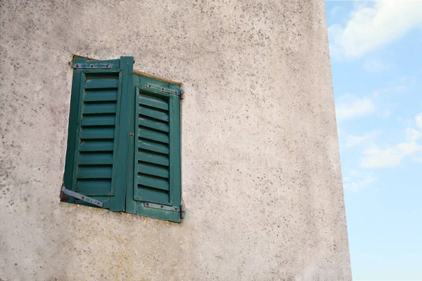 Вікно Старими Дерев Яними Віконницями Бетонній Стіні Низький Кут Огляду — стокове фото