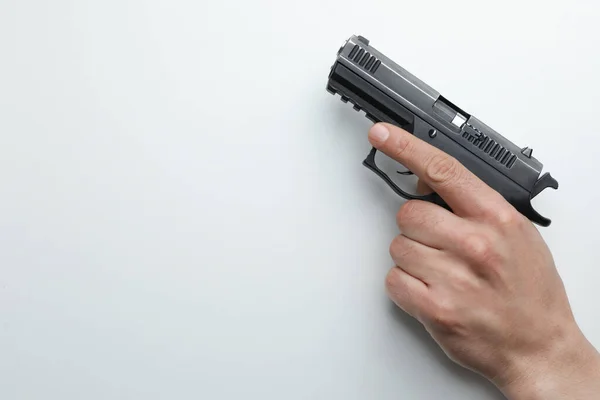 Homem Segurando Pistola Semi Automática Fundo Branco Close Espaço Para — Fotografia de Stock