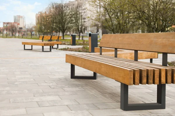 Konforlu Ahşap Bankları Olan Paved Şehir Caddesi — Stok fotoğraf