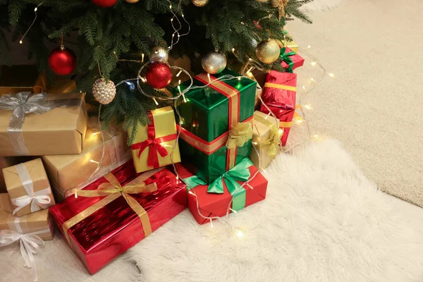 Διακοσμημένο Χριστουγεννιάτικο Δέντρο Όμορφα Κουτιά Δώρων Και Εορταστικά Φώτα Στο — Φωτογραφία Αρχείου