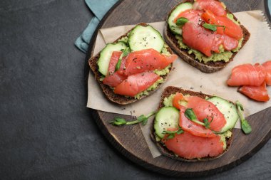 Somon, guacamole ve mikroyeşillikler ile nefis bruschetalar.