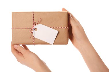 Beyaz arkaplanda etiketi olan bir paket tutan kadın, yakın plan.
