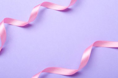 Açık arkaplanda güzel pembe kurdeleler. Metin için boşluk
