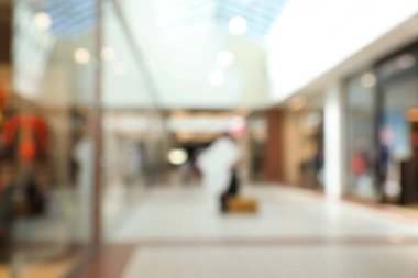 Alışveriş merkezinin içini bulanık görüyorum. Bokeh etkisi