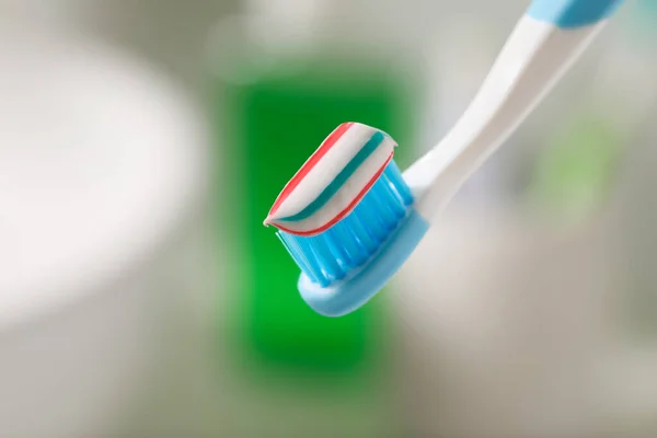 Escova Dentes Com Pasta Contra Fundo Desfocado Close — Fotografia de Stock