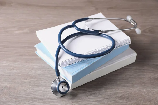 Libros Texto Para Estudiantes Estetoscopio Sobre Mesa Madera Educación Médica — Foto de Stock