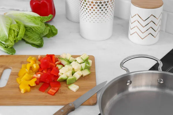 Wooden Board Cut Vegetables Knife Saute Pan Kitchen — 스톡 사진
