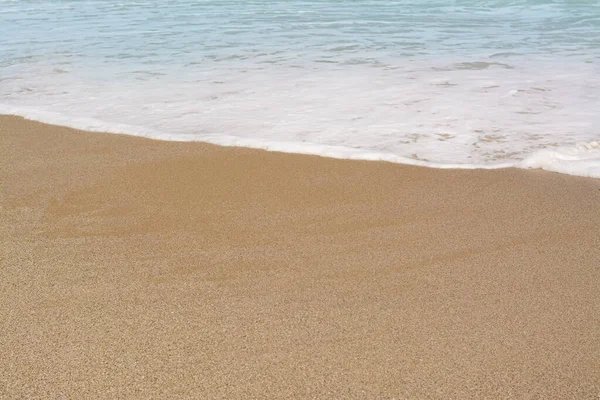 Vacker Utsikt Över Sandstrand Och Hav Sommarsemester — Stockfoto