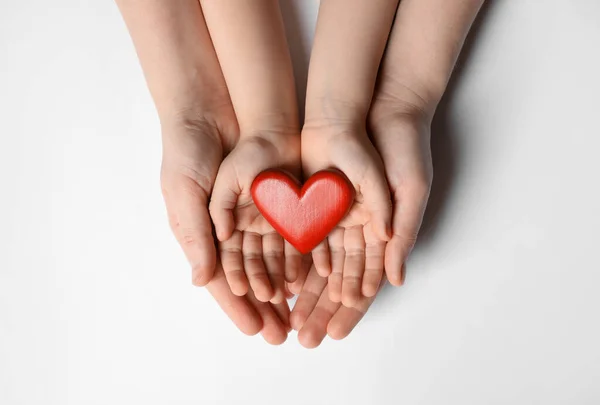 Женщина Ребенок Держат Руках Красное Сердце Белом Фоне Вид Сверху — стоковое фото