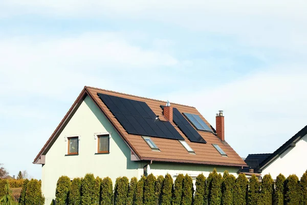 Çatıda Güneş Panelleri Olan Bir Mesaj Için Yer Alternatif Enerji — Stok fotoğraf