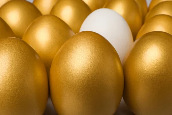 Ordinary Chicken Egg Golden Ones Background Closeup — Zdjęcie stockowe