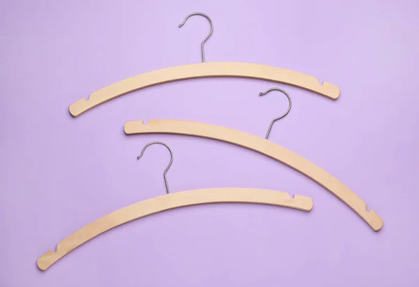 Empty Hangers Lilac Background Flat Lay — Fotografia de Stock