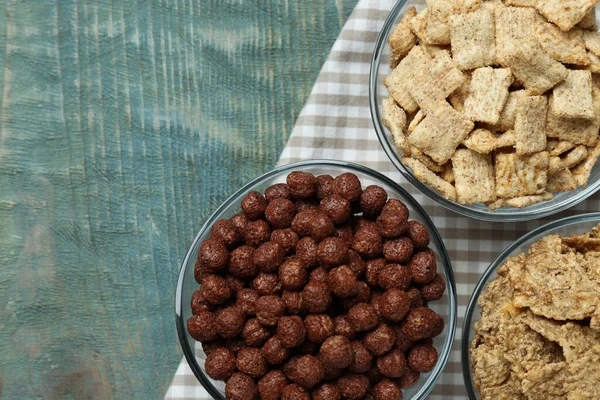 Diversi Deliziosi Cereali Colazione Tavolo Legno Blu Posa Piatta Spazio — Foto Stock
