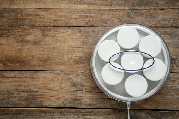 Moderne Yoghurtmaker Met Potten Houten Tafel Bovenaanzicht Ruimte Voor Tekst — Stockfoto