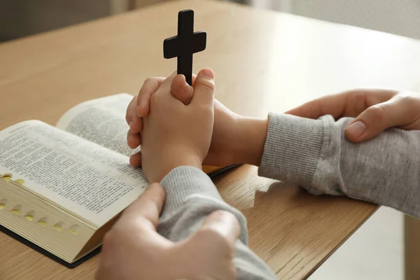 Pojken Och Hans Gudförälder Ber Tillsammans Vid Träbordet Närbild — Stockfoto