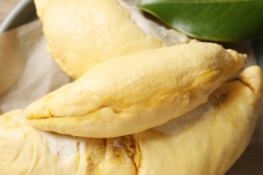 Tabakta taze olgun Durian parçaları, yakın plan.
