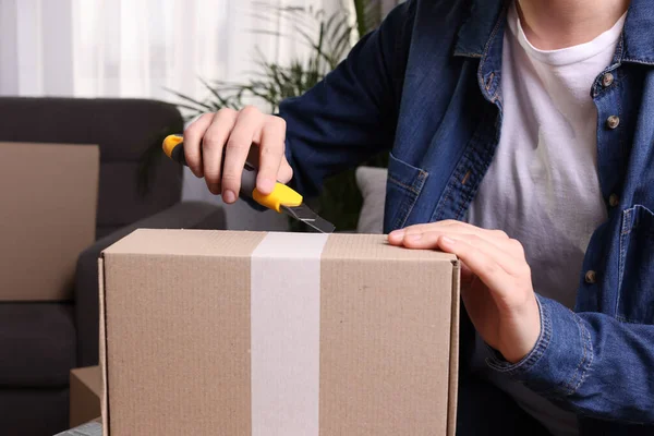 Mujer Joven Usando Cuchillo Utilidad Para Abrir Paquete Casa Primer — Foto de Stock